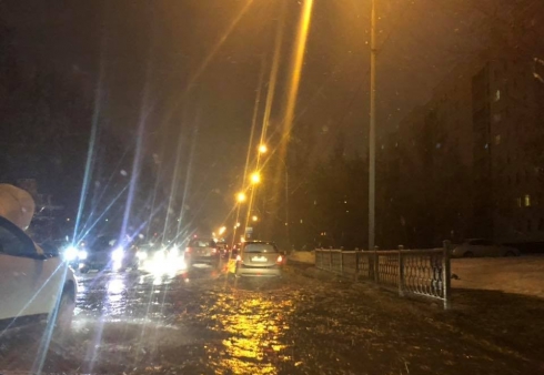 Поток холодной воды затопил дороги на Эльмаше в Екатеринбурге