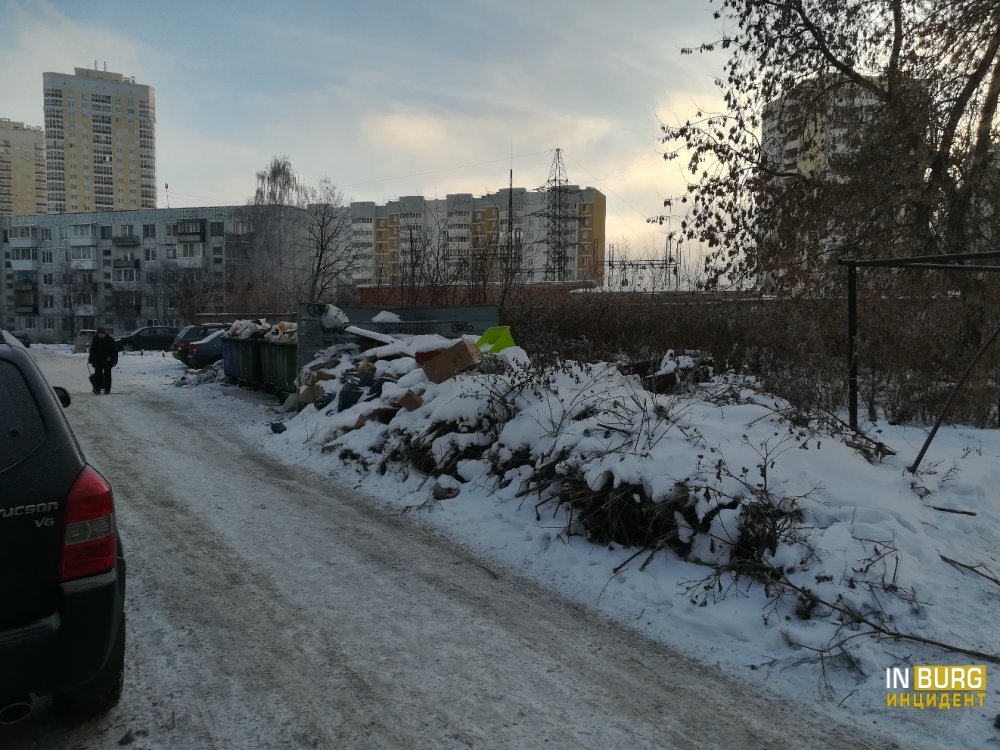 В Екатеринбурге территория 19-го военного городка превратилась в большую мусорную свалку