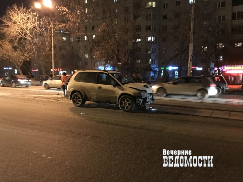 В Екатеринбурге на улице 8 Марта произошла авария