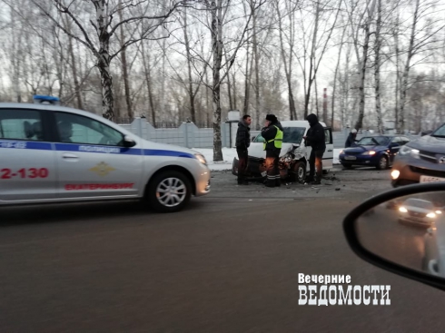 В Екатеринбурге в ДТП «расхлестались» две иномарки