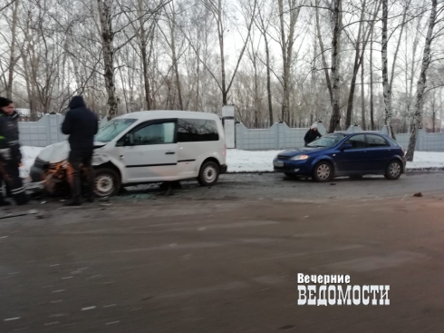 В Екатеринбурге в ДТП «расхлестались» две иномарки
