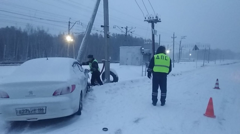 В Екатеринбурге иномарка въехала в опору линии электропередачи