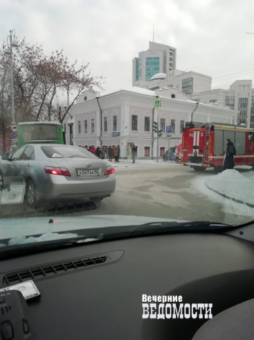 Пять реанимаций и две пожарные машины: в центре Екатеринбурга ДТП с автобусом общественного транспорта