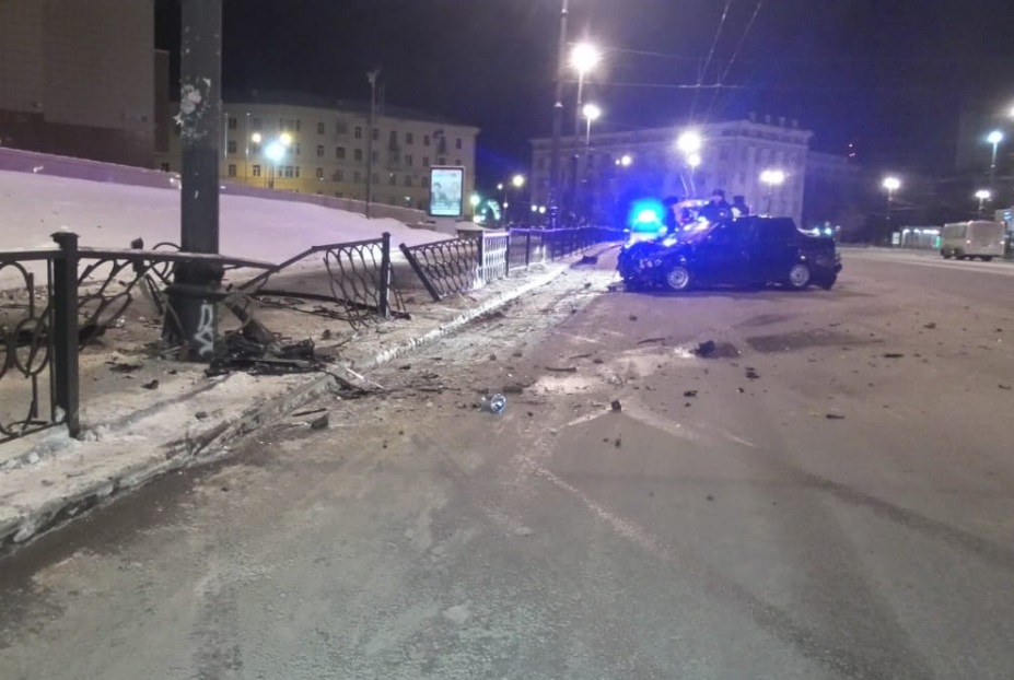 В Екатеринбурге на улице Свердлова девушка на Lada Priora снесла дорожное ограждение
