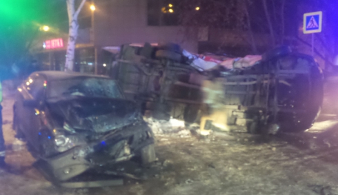 Минувшей ночью в Екатеринбурге водитель, скрываясь от сотрудников ДПС, протаранил машину скорой помощи