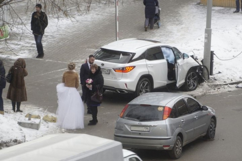 Жених и невеста, ехавшие из ЗАГСа, попали в ДТП в Екатеринбурге