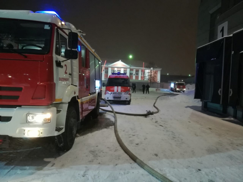 В ТРЦ «Карнавал» в Екатеринбурге произошел пожар, в тушении участвовало 80 человек
