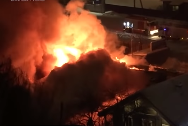 Крупный пожар в Екатеринбурге: сгорели баня, автомойка и шиномонтаж