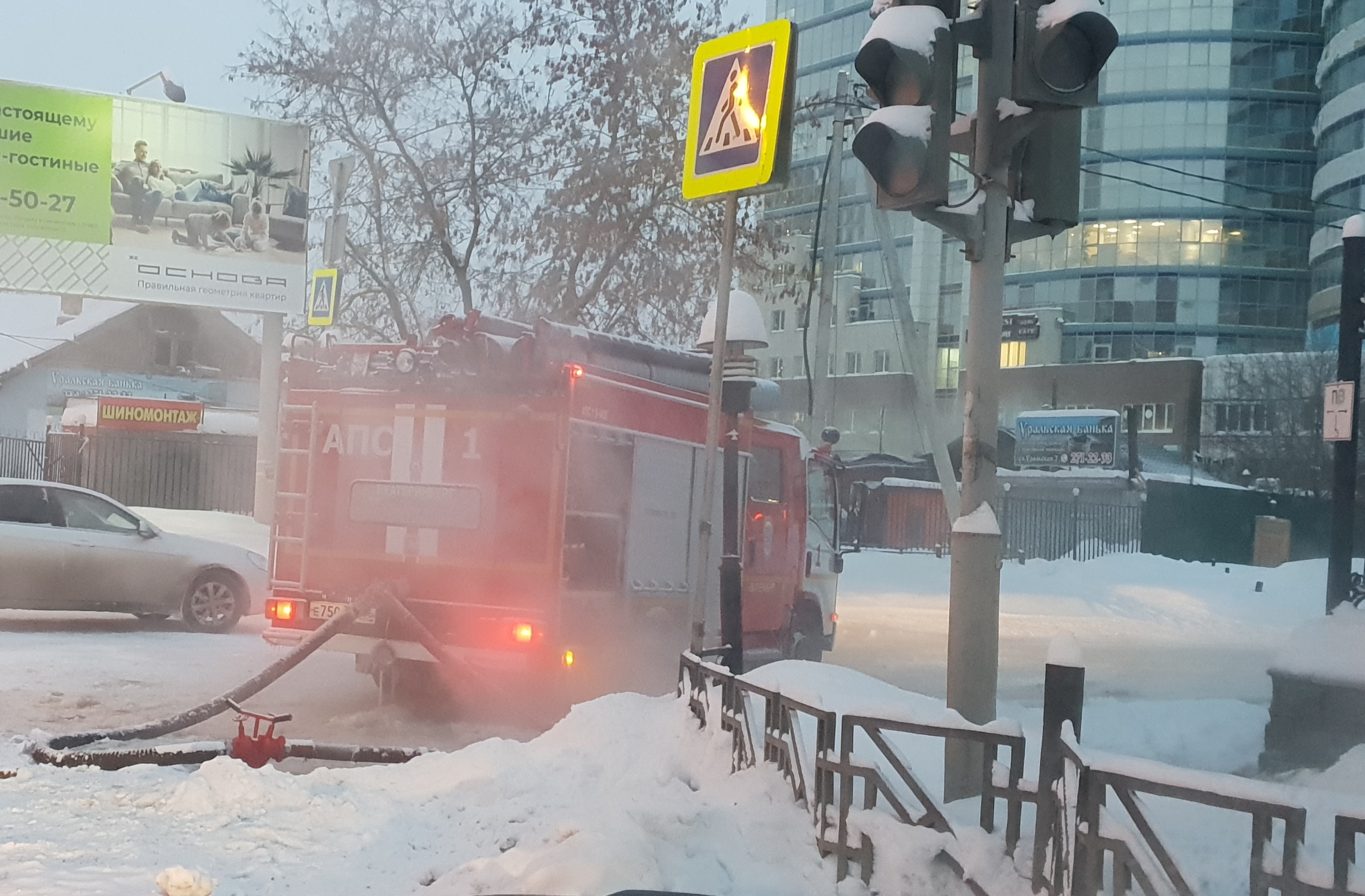 Крупный пожар в Екатеринбурге: сгорели баня, автомойка и шиномонтаж