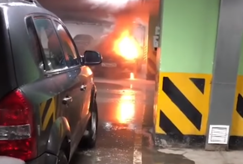 Появилось видео загоревшегося в Екатеринбурге на паркинге ТЦ «Алатырь» автомобиля