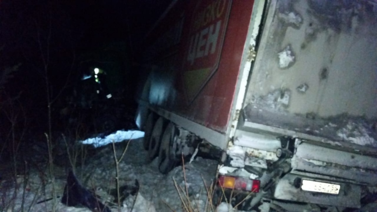 В ДТП с фурой под Екатеринбургом погибли два человека