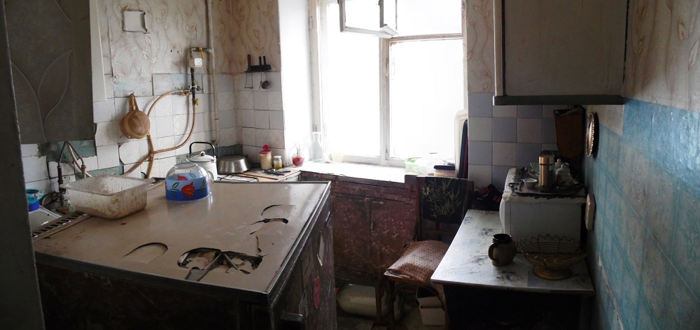 Бил руками и телевизором: жителя Березовского обвиняют в убийстве собутыльника