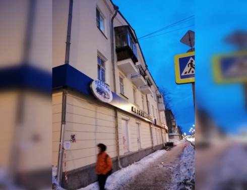 Коляска сломалась, ребёнок упал на асфальт: в Екатеринбурге на маму с малышом с крыши упал лёд