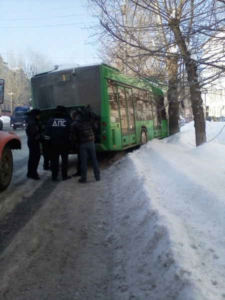 В Екатеринбурге автобус маршрута №1 врезался в дерево (фото)