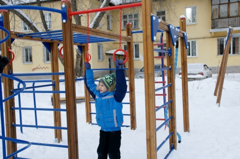 В Первоуральске построили детскую площадку на деньги из регионального резервного фонда