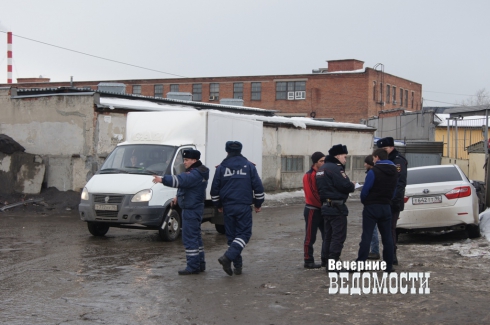 ОМОН, уголовный розыск и УБЭП: силовики проверяют скандальный объект в Екатеринбурге (ФОТО)