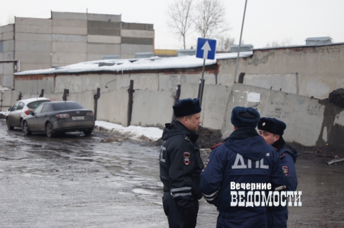 ОМОН, уголовный розыск и УБЭП: силовики проверяют скандальный объект в Екатеринбурге (ФОТО)