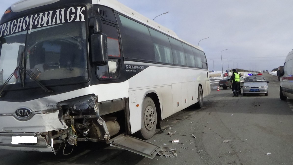 Автобус Красноуфимск – Екатеринбург попал в аварию. Есть пострадавшие »  Вечерние ведомости