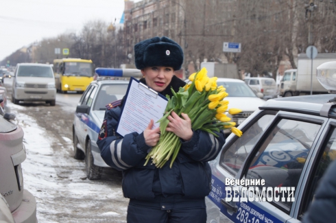«Дайте два». Автомобилисток поздравили с женским днем огнетушителями и цветами (ФОТО)