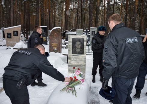 Свердловские омоновцы почтили память погибших коллег (ФОТО)