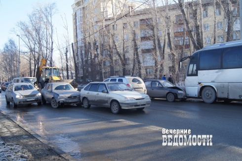 Массовое ДТП стало причиной пробок в Екатеринбурге (ФОТО)