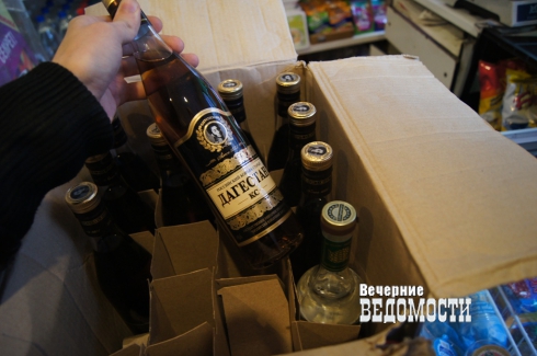 «Каждый раз приезжаем – они торгуют». Общественники устроили антиалкогольный рейд в Екатеринбурге (ФОТО)