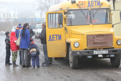 Из-за резкого подъема воды в Исети затопляет дома в городе Далматово