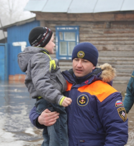 Из-за резкого подъема воды в Исети затопляет дома в городе Далматово