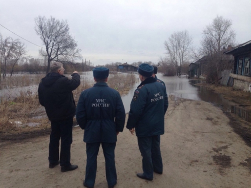 Екатеринбургские спасатели экстренно выехали в зону подтопления в Ирбите