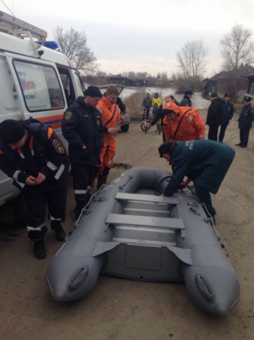 Екатеринбургские спасатели экстренно выехали в зону подтопления в Ирбите