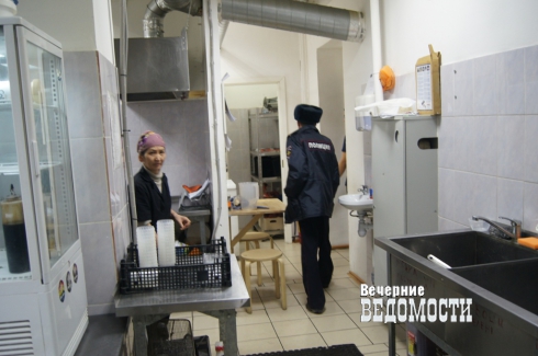 Екатеринбургские полицейские оставили лаундж-бар без горячительного (ФОТО)