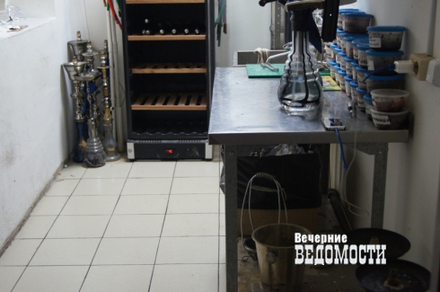 Екатеринбургские полицейские оставили лаундж-бар без горячительного (ФОТО)