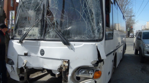 В ДТП с автобусом в Екатеринбурге пострадали три человека (ФОТО)