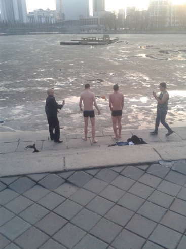 Жаркий апрель: в Екатеринбурге открыли купальный сезон (ФОТО)