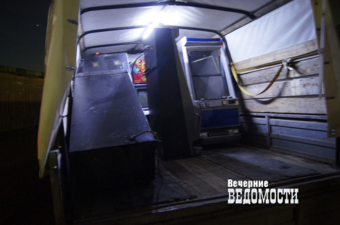 Полицейские прикрыли игровой зал в гараже на Сортировке (ФОТО)