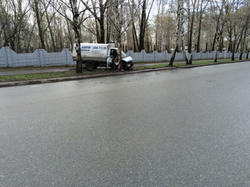 Пьяный «газелист» врезался в дерево в Екатеринбурге (ФОТО)