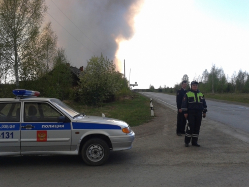 Свердловская полиция и МЧС эвакуируют жителей в Тавдинском районе из-за лесного пожара