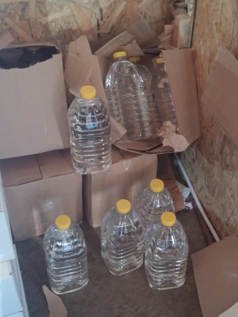 ФСБ прикрыла склад паленой водки. 30 тысяч акцизных марок и 7 тысяч бутылок