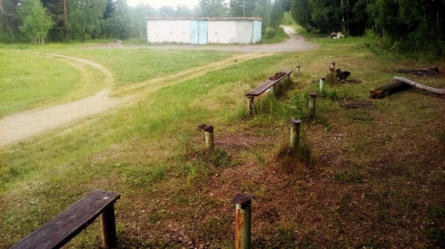 Футбольный стадион в Нейво-Рудянке превратили в место для пикников (ФОТО)