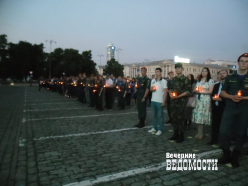 Тысячи свечей зажглись перед мэрией. В Екатеринбурге прошла акция «Свеча памяти»