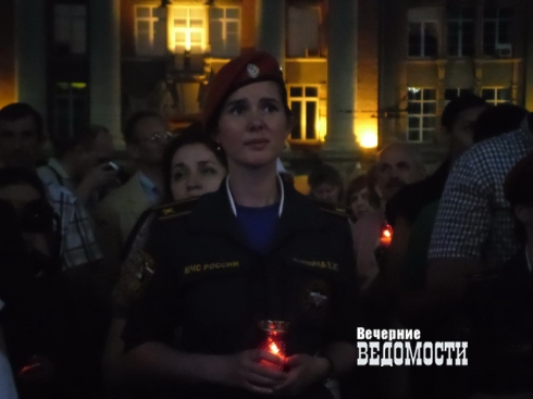 Тысячи свечей зажглись перед мэрией. В Екатеринбурге прошла акция «Свеча памяти»