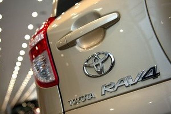 Компания Toyota отзывает в России почти 140 тысяч кроссоверов RAV4