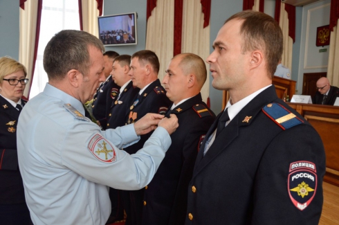 Свердловских полицейских наградили медалями и званиями. Фамилии отличившихся