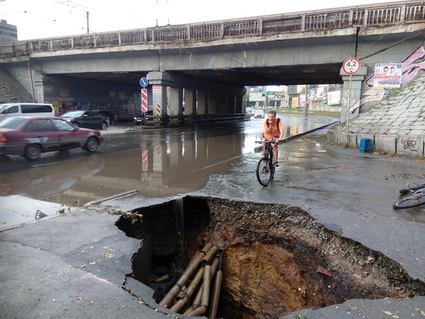 В Екатеринбурге из-за ливня обвалился асфальт