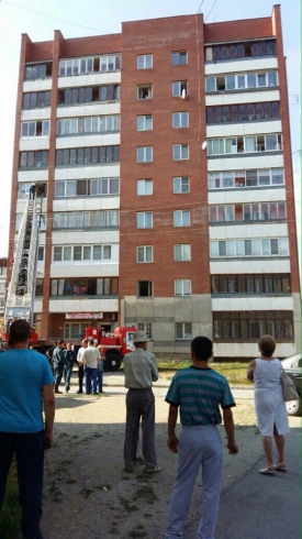 Пожарная лестница «вырвала» балкон в Верхней Пышме (ФОТО)