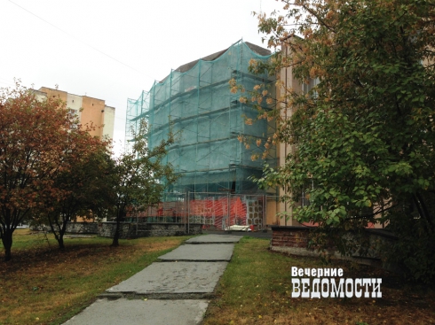 Дети едва не стали жертвами обрушения колледжа в Екатеринбурге (ФОТО)