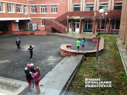 Дети едва не стали жертвами обрушения колледжа в Екатеринбурге (ФОТО)