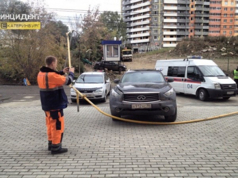 Автоледи на Infiniti протаранила газопровод на Рощинской