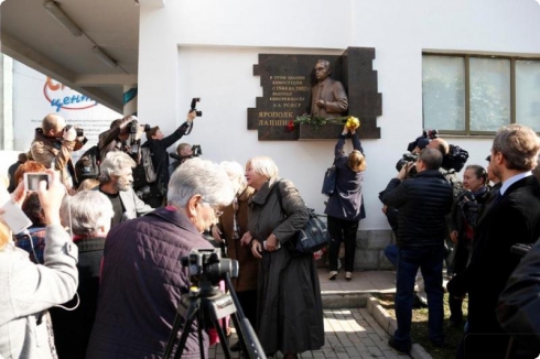Памятник режиссеру Лапшину открыли в Екатеринбурге