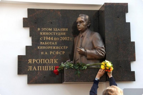 Памятник режиссеру Лапшину открыли в Екатеринбурге
